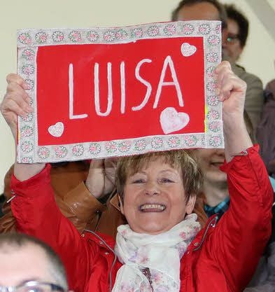 Die Oma feuert an.