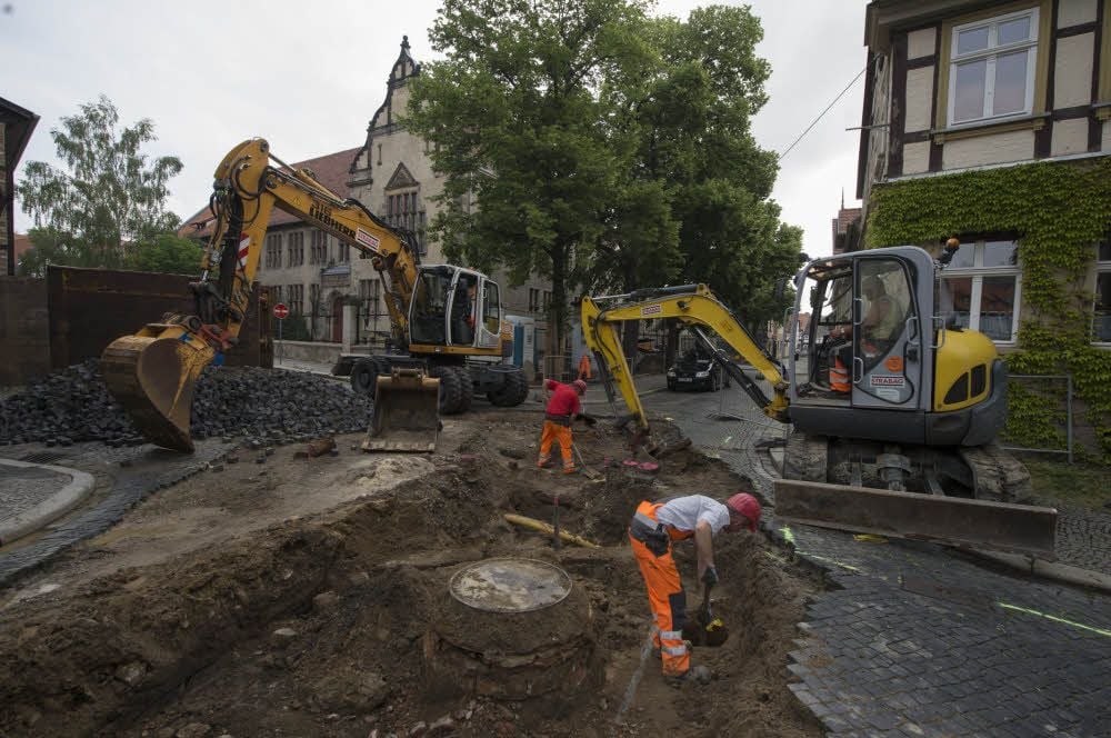 Mitte dieser Woche haben die Straßenbauarbeiten zur Erneuerung von Teilen der Kaplanei und des Konvents in der Quedlinburger Neustadt begonnen. Zuerst wird die Kreuzung neu gestaltet.
