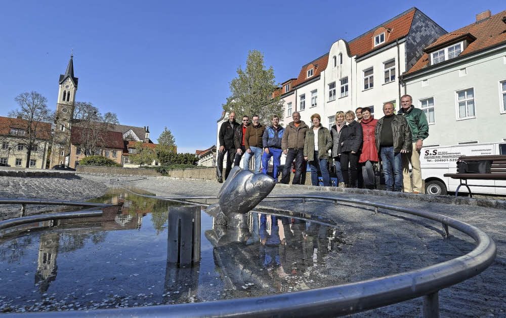 Ortsbürgermeisterin Christa Müller (Mitte) freut sich mit ihren Ortschaftsräten (rechts) und fleißigen Handwerker (links) über den Brunnen
