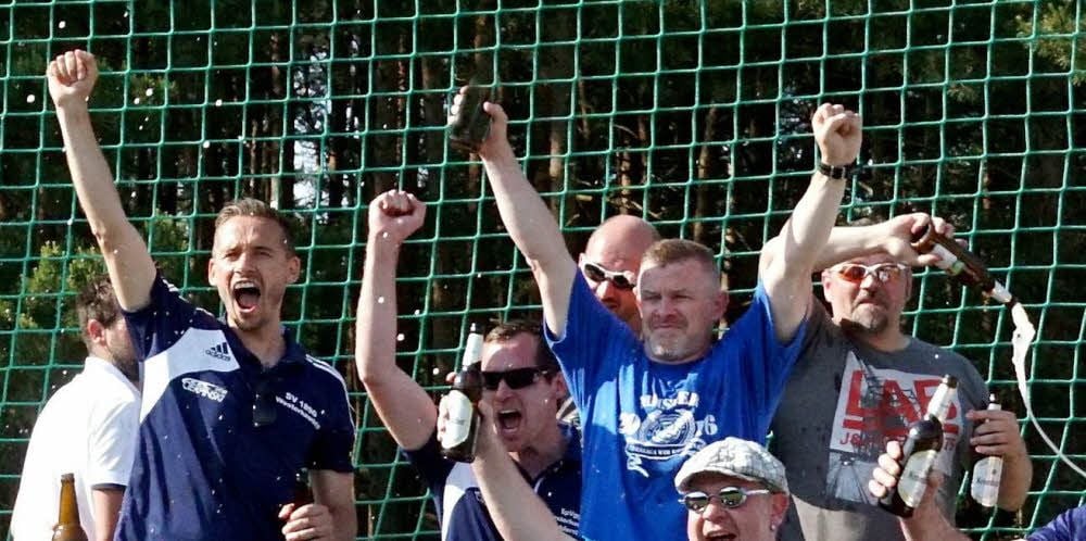 Ralf Hermann im hellblauen Meister-T-Shirt konnte am Samstag die Landesklasse-Meisterschaft und den Aufstieg in die Landesliga bejubeln.