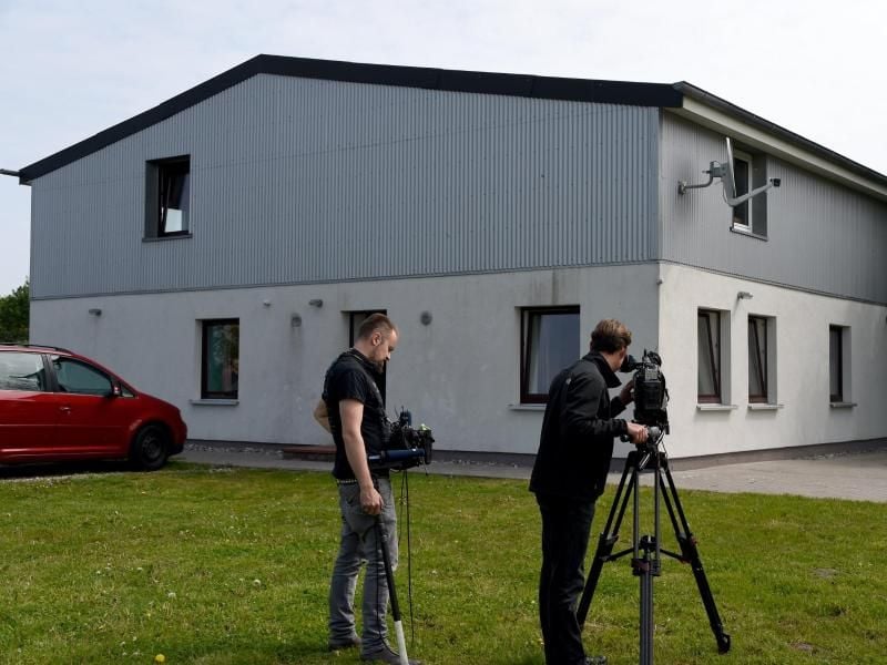 Ein Kamerateam filmt den Hof Seeland in Lindewitt. Foto: Carsten Rehder