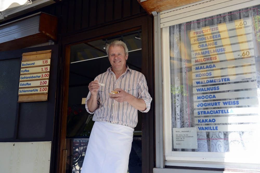 Reinhard Radsch bietet am Hufeisensee im Wechsel Eis aus einer Auswahl von über 40 Sorten an. Die meisten seiner Kunden sind Stammgäste aus Halle und der Umgebung.