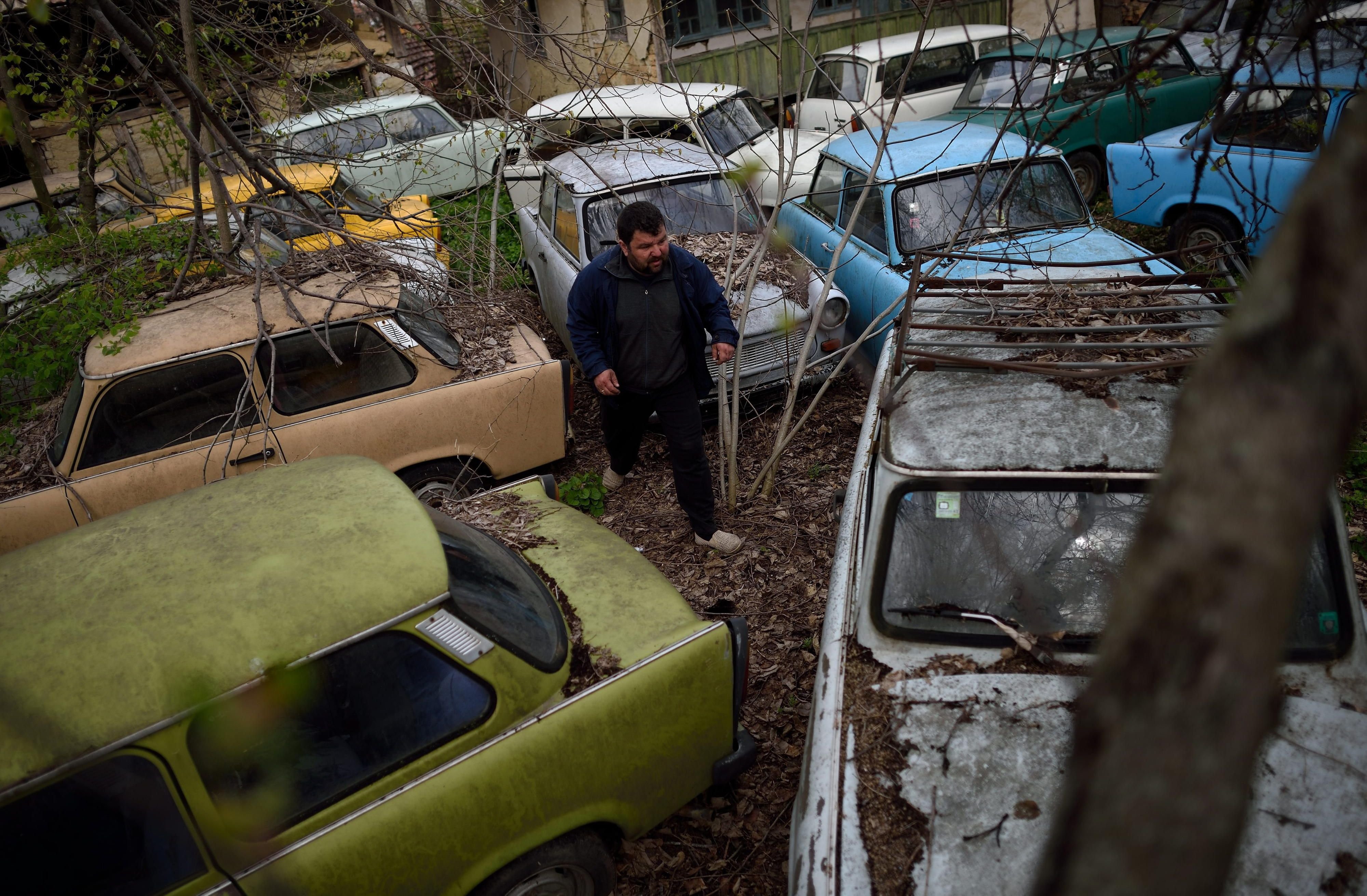 Ivailo Antov geht zwischen seinen Trabant-Pkw in Velko Tarnovo (Bulgarien).