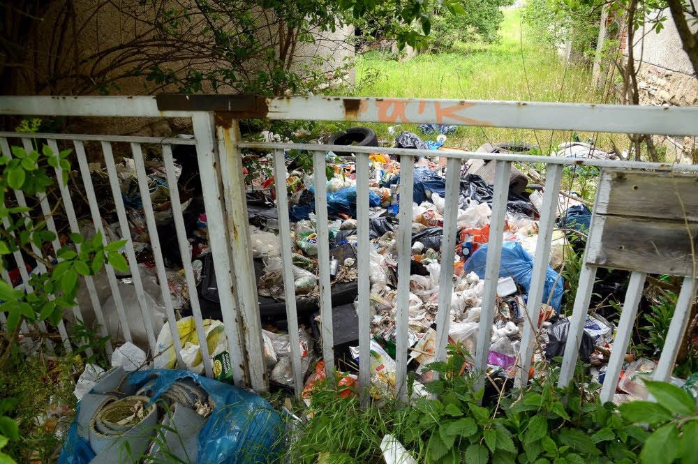 Gefährliche Müllhalde an der Straße nach Leipzig: So sieht es rund um die ehemaligen Gemeindehäuser von Zangenberg aus.