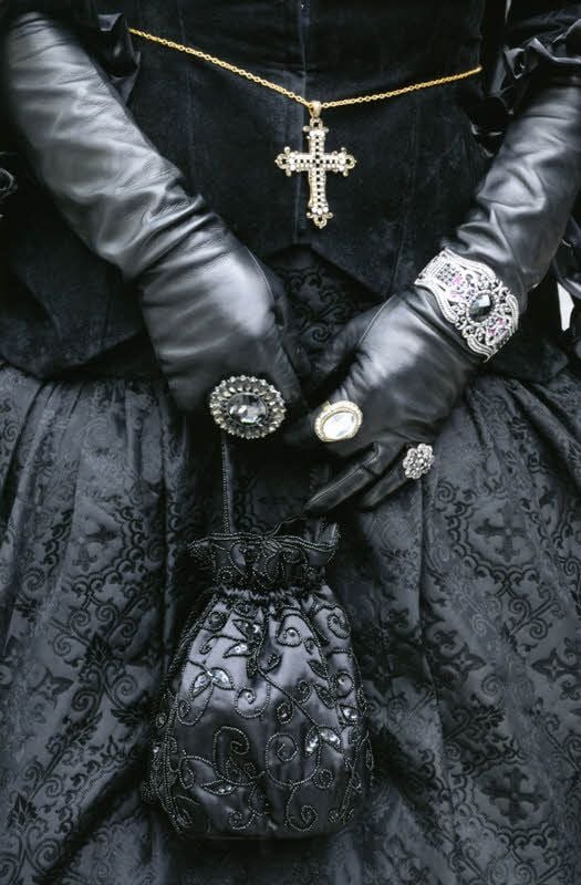 Dame in Schwarz