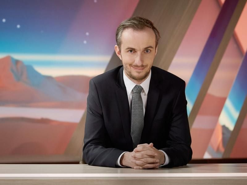 Jan Böhmermann in seinem gewohnten Umfeld: der Kulisse seiner Show «Neo Magazin Royale». Foto: Ben Knabe/ZDF