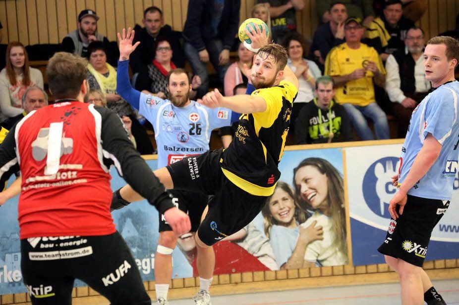 Nicholas Stiebler (am Ball) und der SV Anhalt Bernburg starten am 20. Juli in die Vorbereitung auf die kommende Saison.