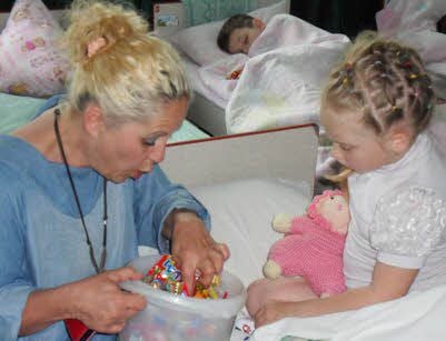 Sabine Hoffmann verteilt im Kindergarten 34 Süßes und Strickpuppen von Annette Lauterbach aus Elster.