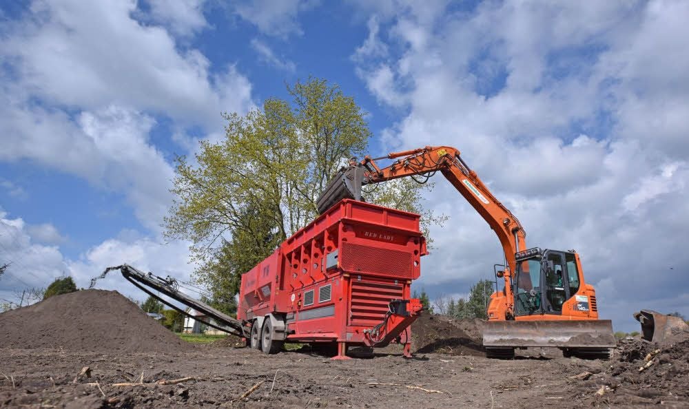 Der Staudenknöterich wird am Rande einer Gartenanlage in Jeßnitz bekämpft: Mit Hilfe einer Siebmaschine wird das Erdreich durchgesiebt.
