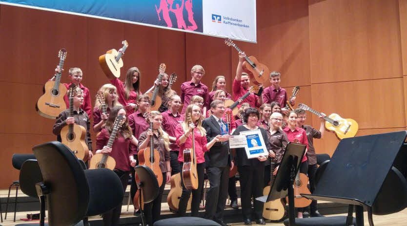 Das Gitarrenorchester der Zeitzer Musikschule Klangkiste kann jubeln. Beim Bundesausscheid des Orchesterwettbewerbes in Ulm wurden sie mit dem Sonderpreis „beste Performance eines Jugendorchester“ geehrt.