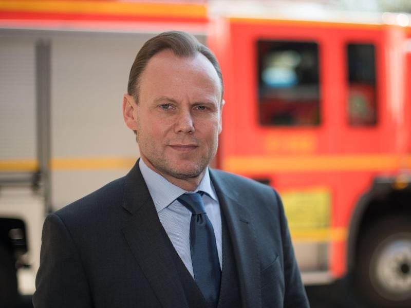 Andy Grote (SPD) posiert bei der Feuerwehr in Hamburg. Foto: Lukas Schulze/Archiv