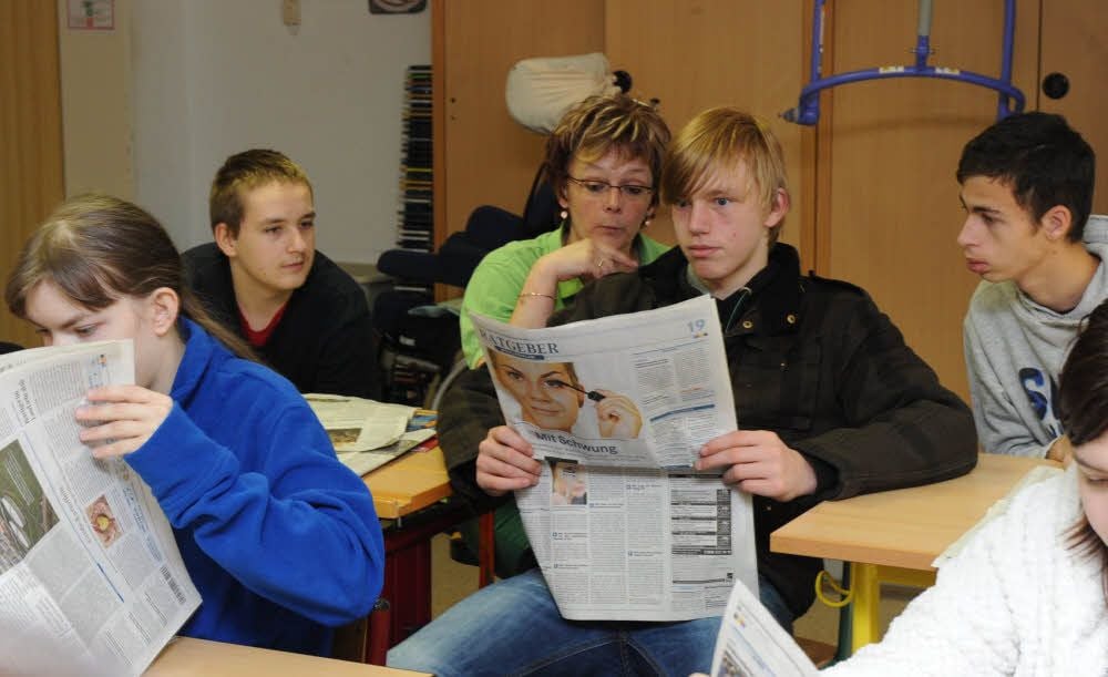 Zeitungsschau bei der Berufsschulstufe der Waldschule Hettstedt: Andrea Schulz liest mit Stefan.