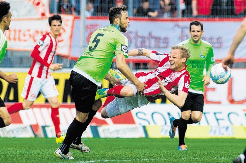 Ein ganz ähnlicher Zweikampf bei der 1:2-Pleite gegen Chemnitz wurde HFC-Kicker Sören Bertram (r.) zum Verhängnis.
