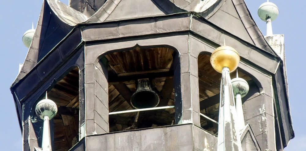 Sie sind leicht zu übersehen - und seit 1993 stumm: die Glocken der Uhr des Roten Turms.