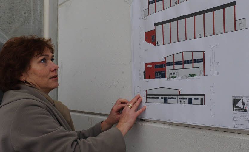 Kathrin Kresinsky zeigt einen Bauplan der Sporthalle.