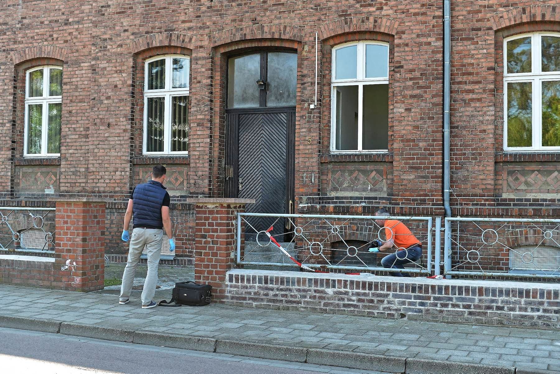 Kriminaltechniker sichern am Brandort Spuren.