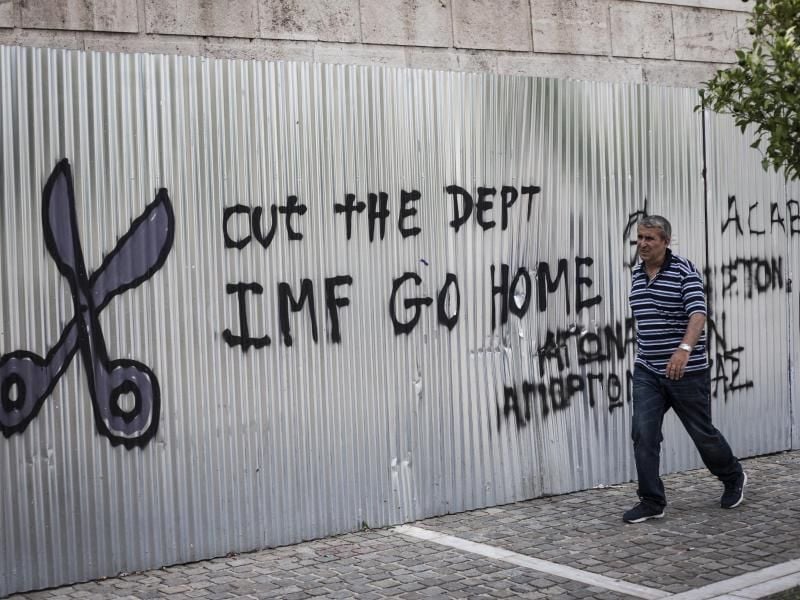 "Schuldenschnitt - IWF Raus" - Protest in Athen. Die Griechen schulden dem Staat fast 87 Milliarden Euro Steuern. Foto: Socrates Baltagiannis/Archiv