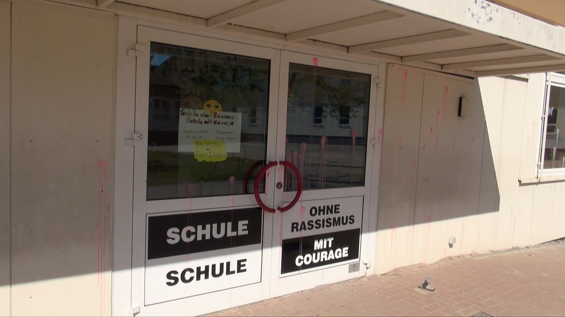 Die Sekundarschule Dähre wurde mit einer Vielzahl von roten Farbkugeln beworfen - und mit Naziparolen beschmiert.