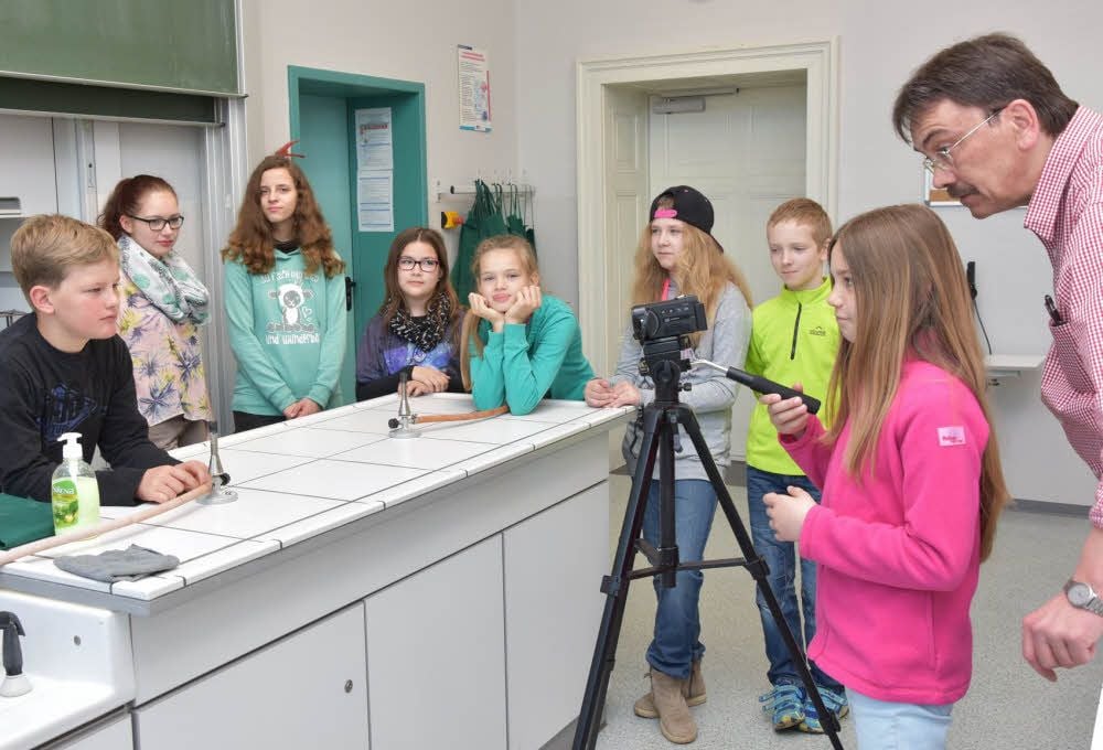 Zusammen mit Sozialarbeiter Hannes Helmholz wird im Chemieraum ein Video über die Schule gedreht.