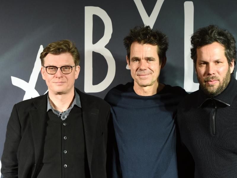Die Regisseure Achim von Borries (l-r), Tom Tykwer und Hendrik Handloegten werben für die Serie «Babylon Berlin». Foto: Jens Kalaene