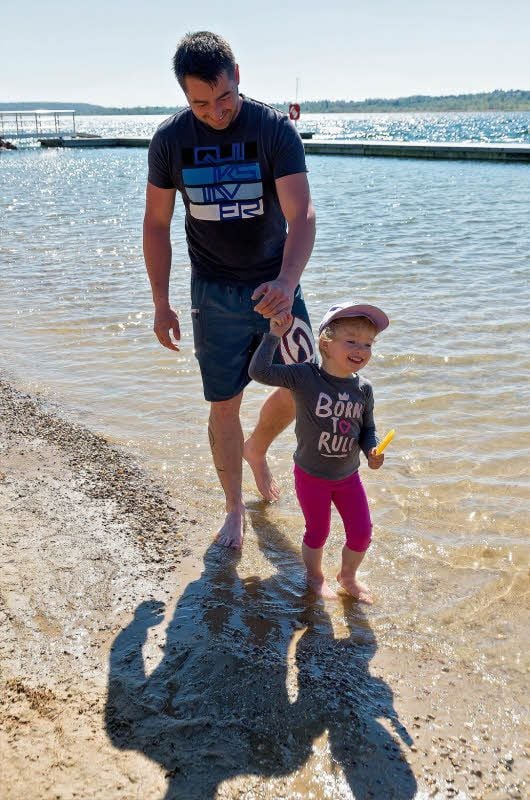 David und Lea Lampe wagten sich nur mit den Füßen ins Wasser.