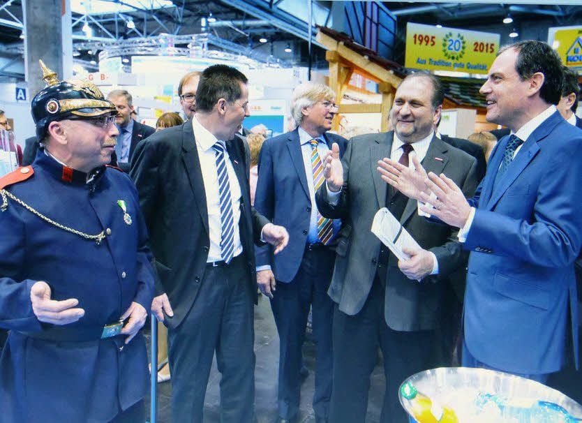 Klaus-Dieter Kohlmann (links) im Gespräch mit interessierten Gästen.