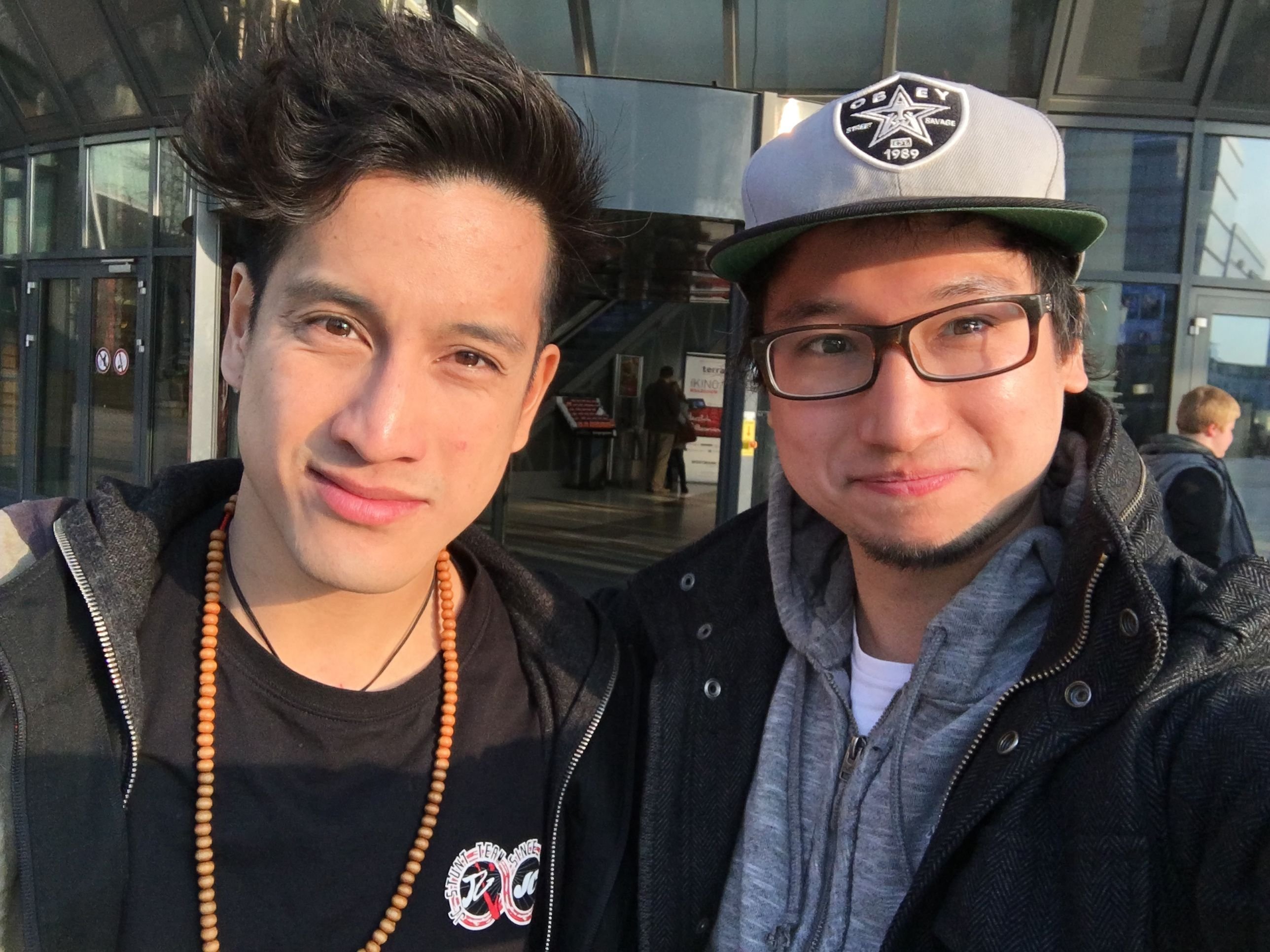 Vi-Dan Tran (Kamermann,l.) und Shawn Bu (Drehbuchautor und Regisseur) aus Aachen haben einen „Star Wars“- Film als Bachelorarbeit gedreht.