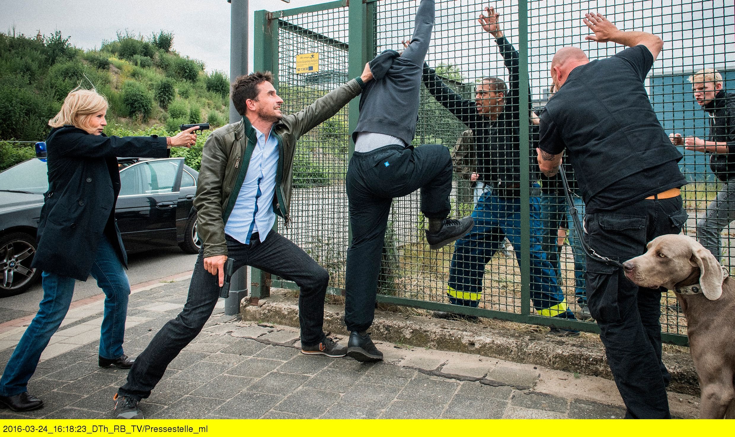 Die Situation eskaliert: Die Bremer Kommissare (v.l. Sabine Postel, Oliver Mommsen) retten einen Verdächtigen vor dem aufgebrachten Mob.