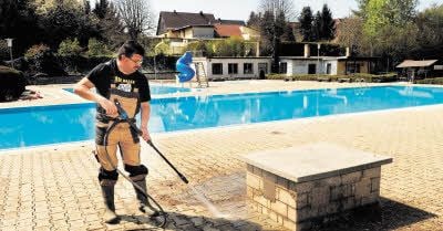 Das Freibad in Augsdorf öffnet am Sonnabend seine Pforten. Um die Vorbereitungen hat sich Rettungsschwimmer Torsten Schiller gekümmert.