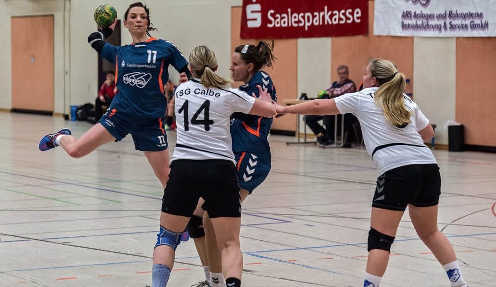 Nadine Brauer (l. beim Wurf) erzielte gegen Calbe drei Treffer.