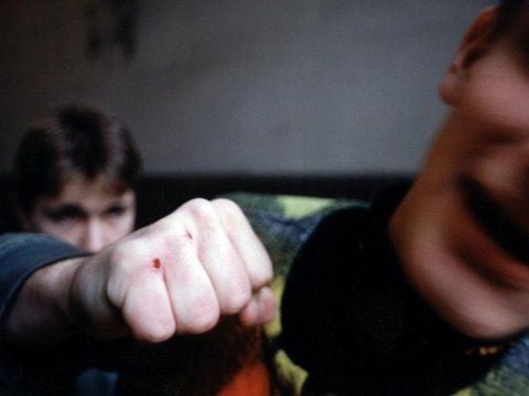 Ein Mann hebt seinen Arm mit geballter Faust.