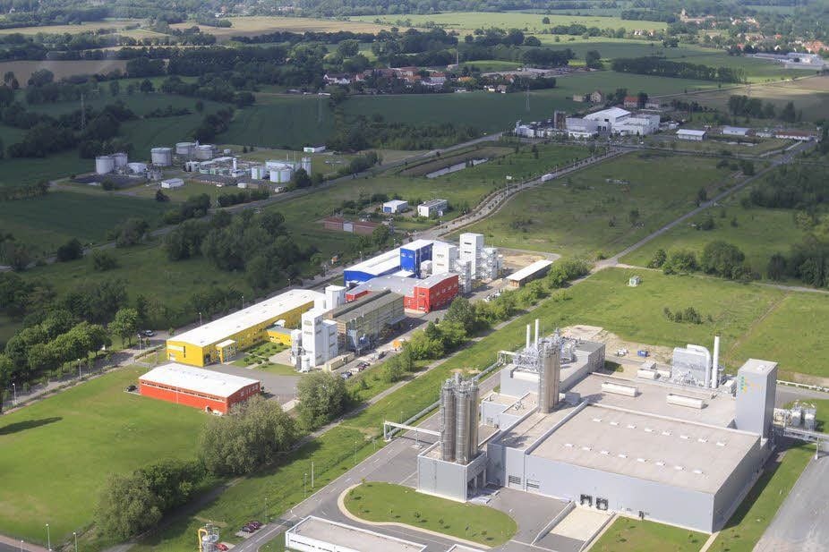 Die Luftaufnahme zeigt einen Blick auf einen Teil des Chemie- und Industrieparks Zeitz mit dem Klärwerk der Infra-Zeitz.