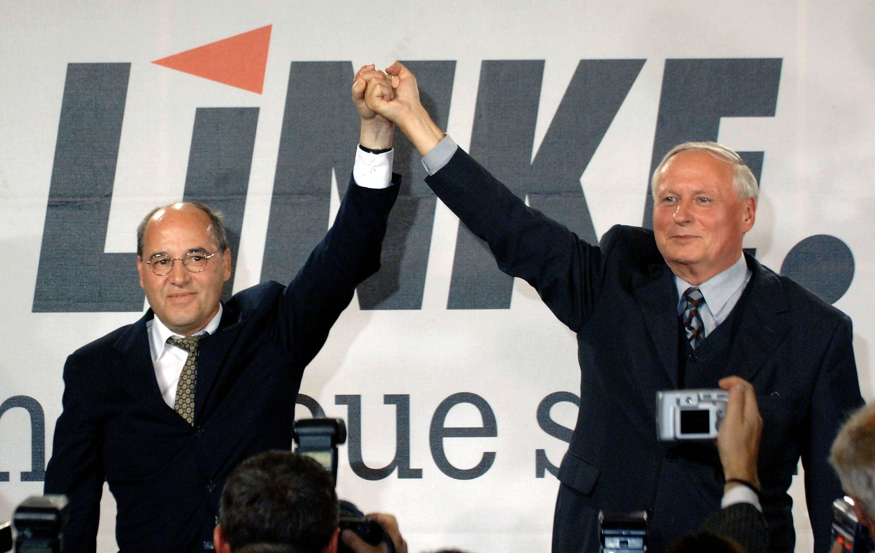 Die beiden Spitzenkandidaten Gregor Gysi und Oskar Lafontaine im Wahlkampf für die Bundestagswahl 2005.