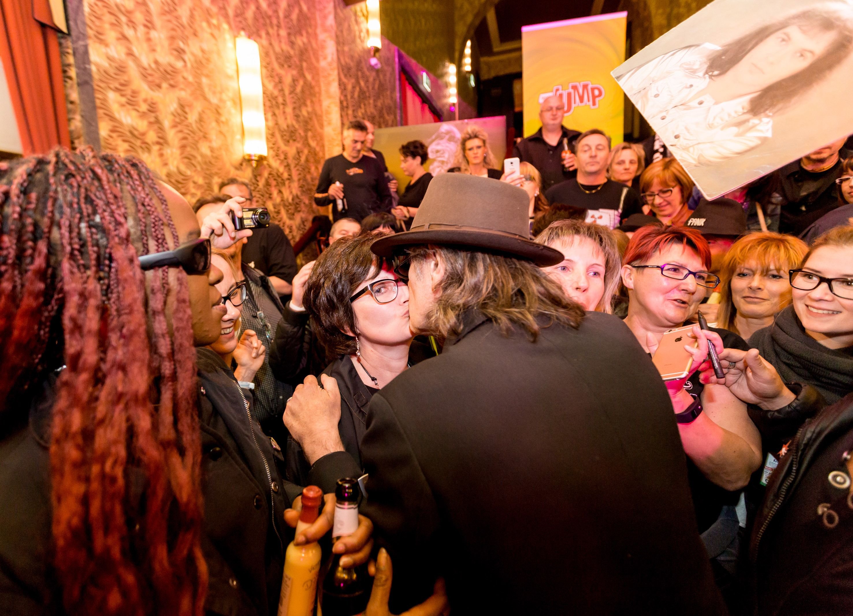 Ein Kuss für den Fan: Udo Lindenberg und Cornelia Thiel in Hamburg.