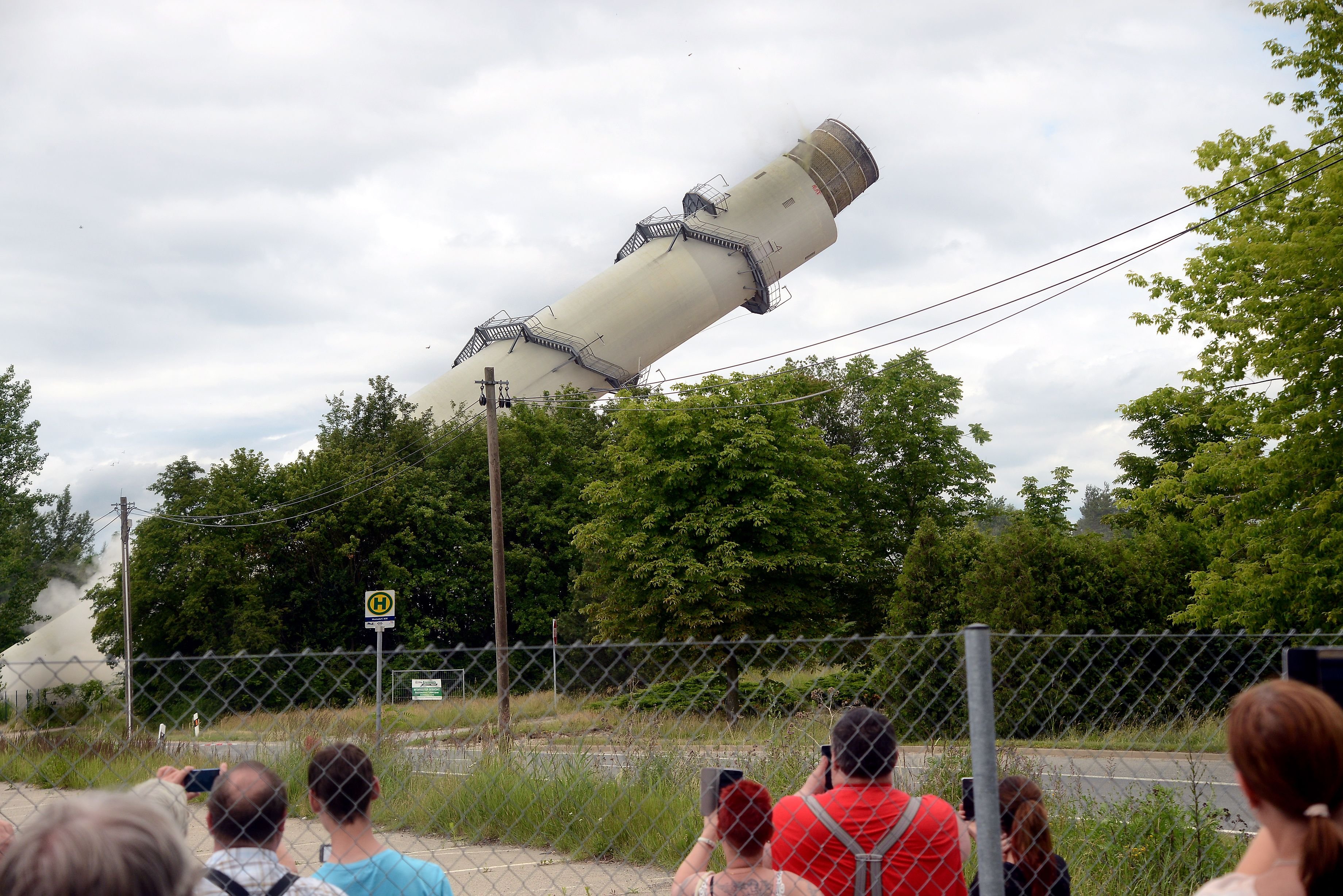 Um 13.15 Uhr wurde am Mittwoch in Mumsdorf die 75 Meter hohe Esse des ehemaligen Kraftwerkes gesprengt.