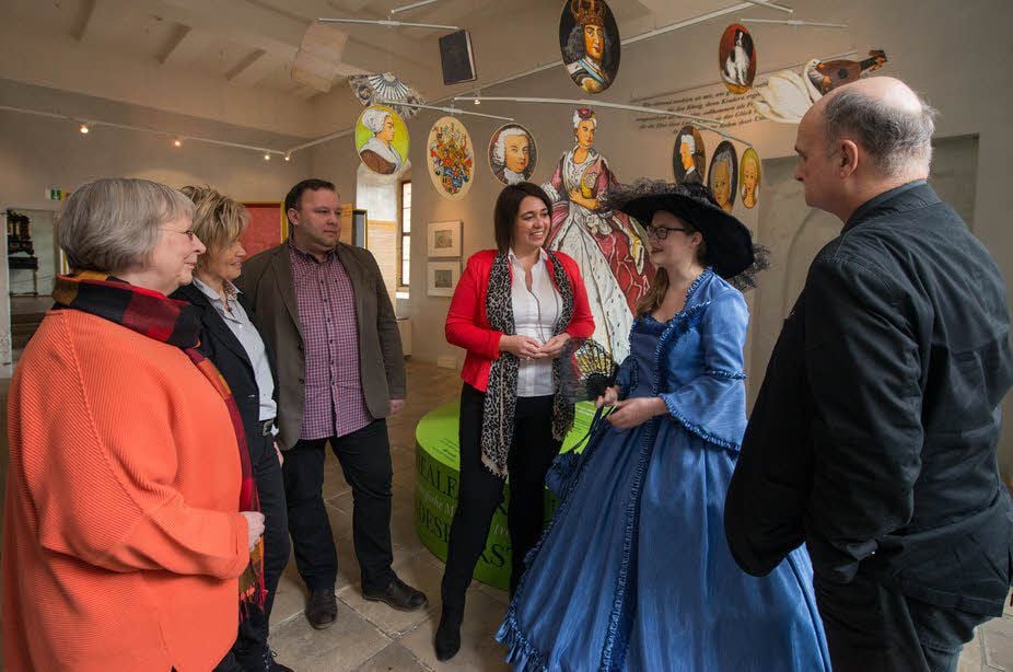 Bei der Scheckübergabe: Brigitte Rauchstein vom Kultusministerium, Marion Goldbeck, verantwortlich für die Museen, Sammlungsleiter Christian Müller, Lotto-Geschäftsführerin Maren Sieb, Abiturientin Lea Brock und Geschäftsführer Axel Scheider (v.l.)