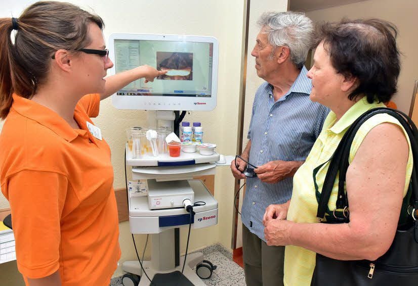 Dana Uhlig erklärt Ilse und Emmerich Galler aus Lützen das Gerät zur Schluckdiagnostik. Patienten klagen oft über Schluckbeschwerden.