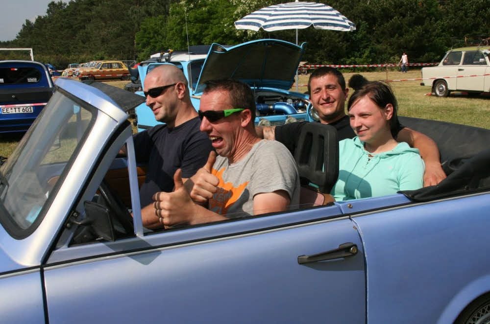 Hanjo Aleit aus Gräfenhainichen und seine Freunde sind vergnügt im Trabi-Cabrio.