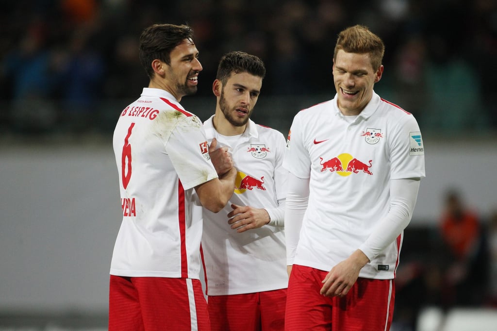 Die Leipziger Rani Khedira (l-r), Massimo Bruno und Marcel Halstenberg jubeln.