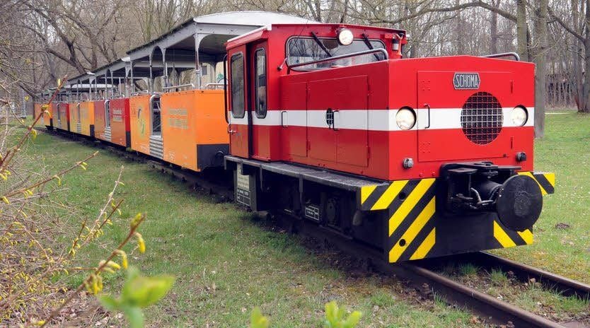 Ein Zug der Parkeisenbahn in Bernburg