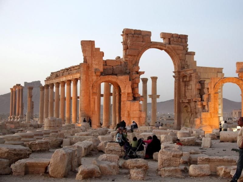 Ruinen der antiken Stadt Palmyra in der syrischen Wüste (2010): Im Mai 2015 nahm die Terrormiliz Islamischer Staat (IS) Palmyra ein und zerstörte bedeutende Baudenkmäler. Foto: Youssef Badawi