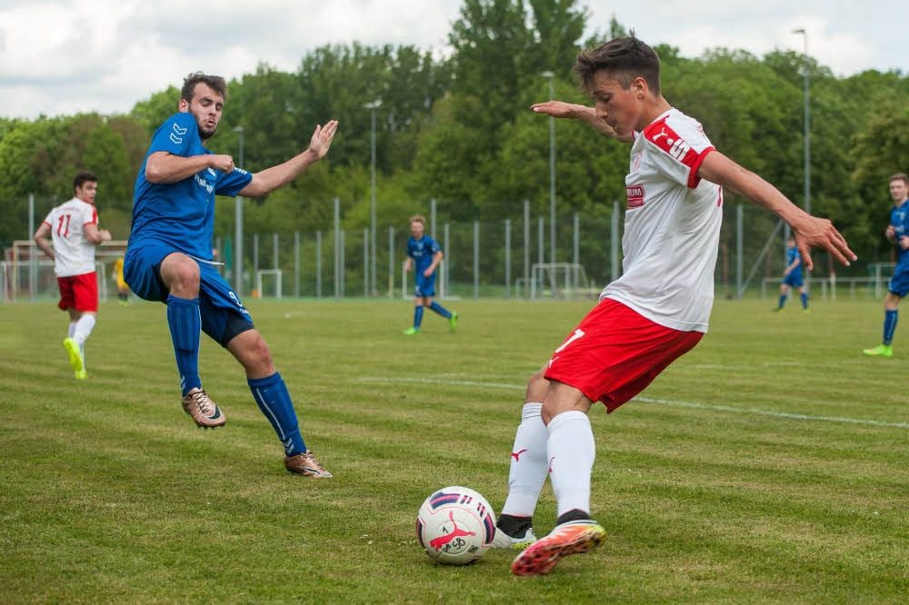 Babelsbergs Georg Müller versucht, HFC-Kicker Tim Michael (r.) am Flanken zu hindern.