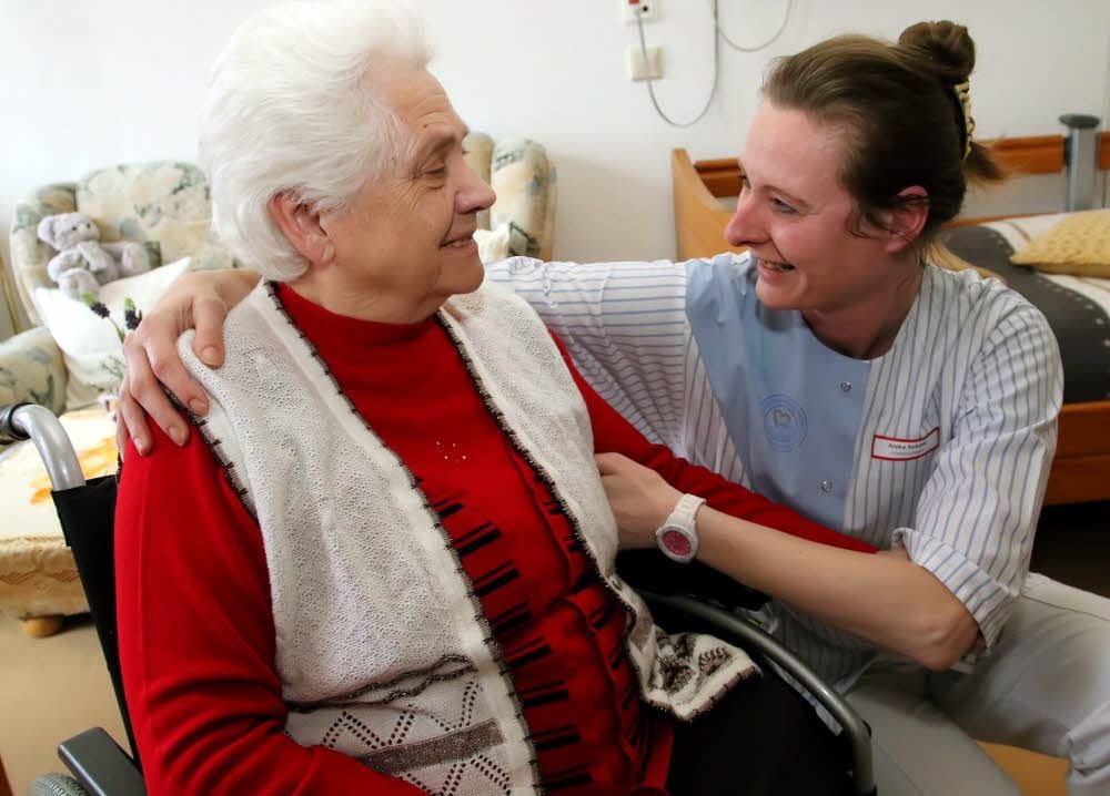 Besonders, dass sie so umsorgt wird, gefällt der 81-jährigen Hildegard Nowak , die gerade von Pflegerin Anika Schäfer betreut wird.