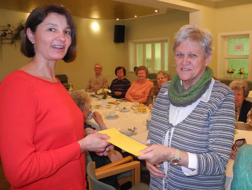 Britta Hoffmann von der Anker-Apotheke Elster übergibt Gruppenleiterin Ursula Gorsitzki (re.) den Umschlag mit der Geldspende.