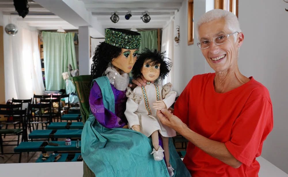Puppenspielerin Anja Herbener mit den Puppen Theophanu und Otto.
