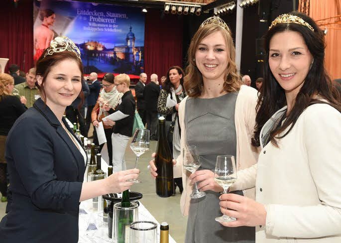 Weinadel zur großen Jungweinverkostung im Lichthof: die Gebietsweinköniginnen Sandra Warzeschka (Saale-Unstrut, l.) und Daniela Undeutsch (Sachsen, r.) mit der deutschen Weinprinzessin Katharina Fladung.