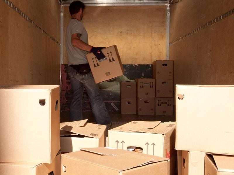 Bei einem Umzug fallen viele Kosten an - etwa für die Transportfirma. Wollen Steuerpflichtige die Ausgaben beim Finanzamt geltend machen, ist jedoch entscheidend, warum sie umziehen. Liegt ein beruflicher Grund vor, können sie viele Aufwendungen als Werbungskosten in der Steuererklärung angeben. Foto: Kai Remmers