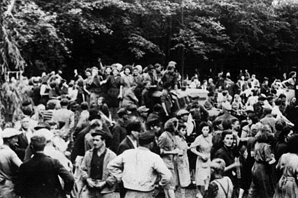 Die Binnengärtenwiese quillt über vor Menschen. Am Mitag des 17. Juni 1953 erreicht der Aufstand seinen Höhepunkt.