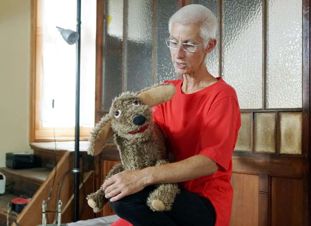 Puppenspielerin Anja Herbener hat in ihrem Figurentheater "Cirqu^onflexe" in der Bockstraße Zuwachs bekommen: Neben Kaiserin Theophanu und deren Söhnchen Otto gibt es dort das pfiffige Hündchen Quedel, eine Klappmaulpuppe, die gern über alles redet, was in ihrer Stadt passiert.