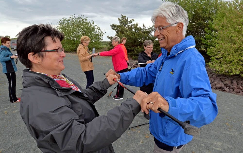 Wenn Hartwig Gauder Vorträge hält, dann bleibt es nicht bei der Theorie. Er kombiniert sie meist mit einem Nordic-Walking-Lauf - wie hier im sachsen-anhaltischen Schadeleben (Salzlandkreis). Mit Elke Richel demonstriert er zuvor, wie man die Stöcke noch einsetzen kann.